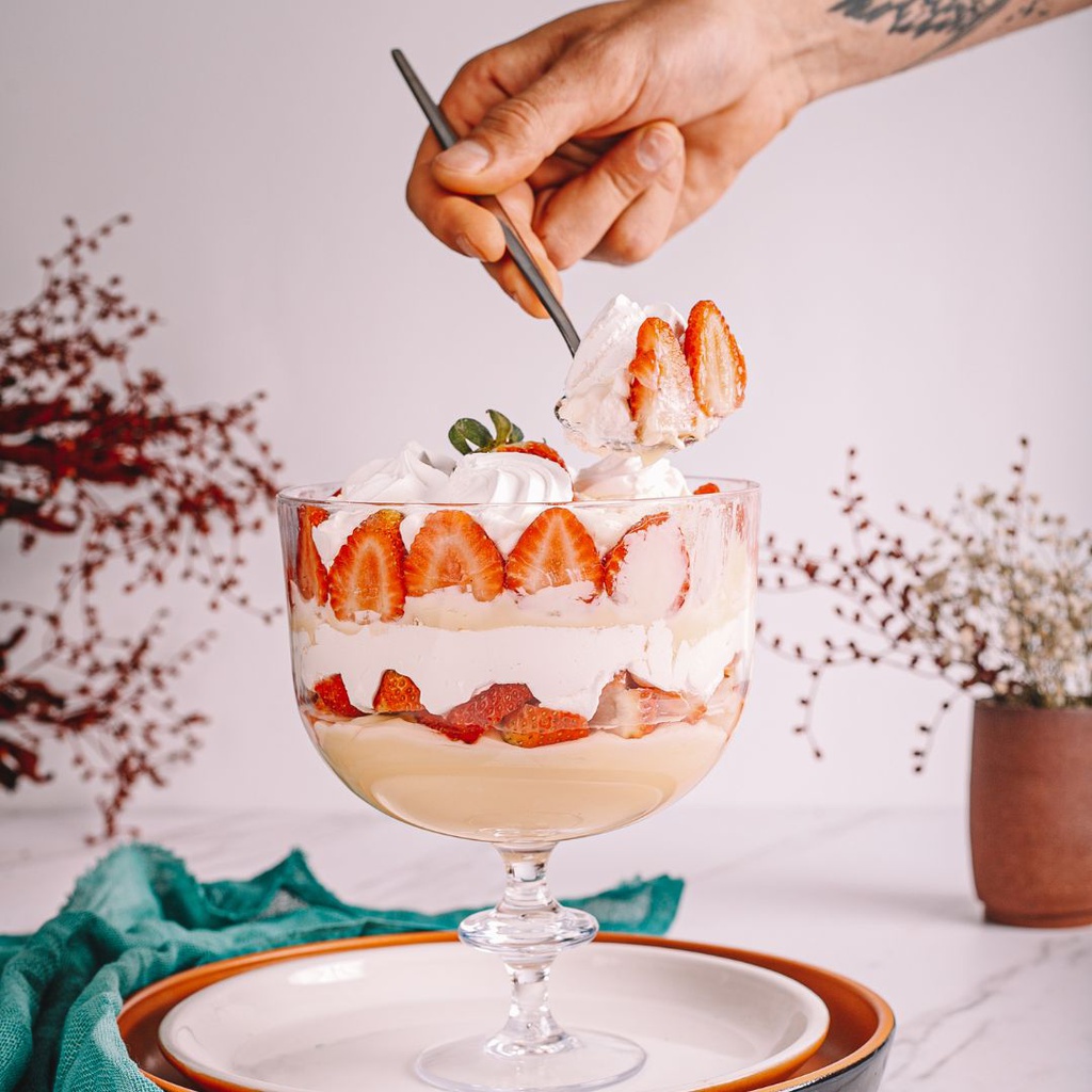 TAÇA MERENGUE DE MORANGO